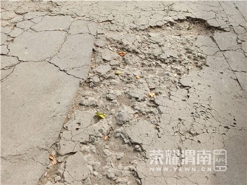 前进路这边地面凹凸不平,坑坑洼洼,也不知道多久没修补了.