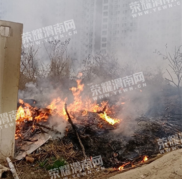 突发!幸福城广场东北角燃起大火,村民和