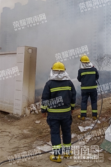 突发!幸福城广场东北角燃起大火,村民和