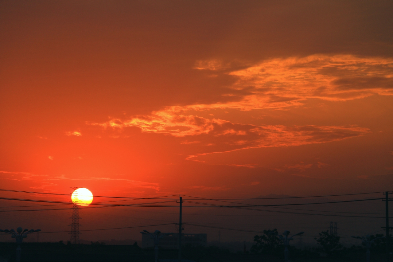 【王赵杰摄影】夕阳西下,天边的那抹火烧云,让人沉醉