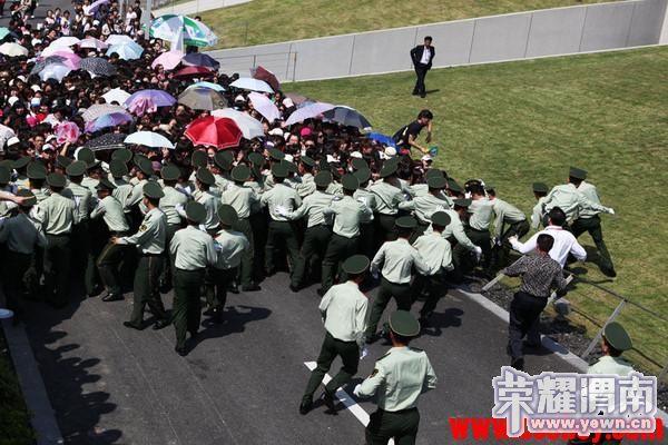 世博园内韩国歌星的歌迷袭击中国武警部队 - 渭