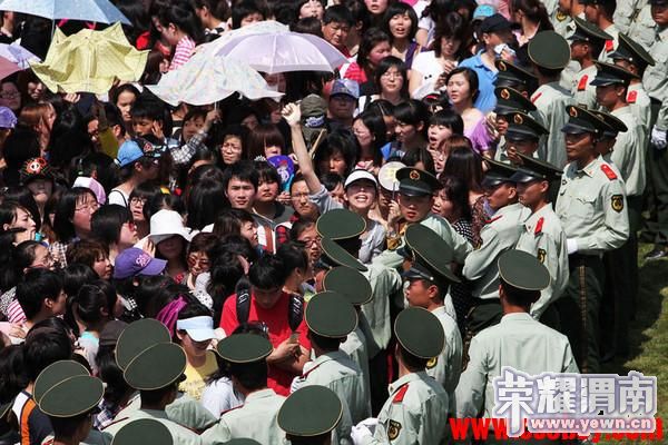 世博园内韩国歌星的歌迷袭击中国武警部队 - 渭