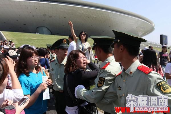 世博园内韩国歌星的歌迷袭击中国武警部队 - 渭