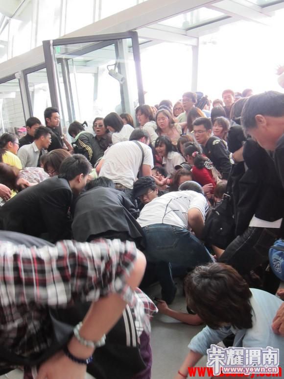 世博园内韩国歌星的歌迷袭击中国武警部队 - 渭