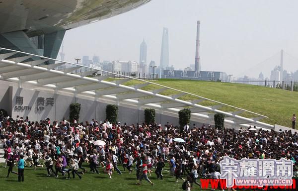 世博园内韩国歌星的歌迷袭击中国武警部队 - 渭