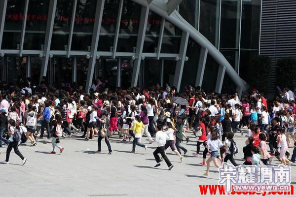 世博园内韩国歌星的歌迷袭击中国武警部队 - 渭