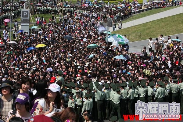 世博园内韩国歌星的歌迷袭击中国武警部队