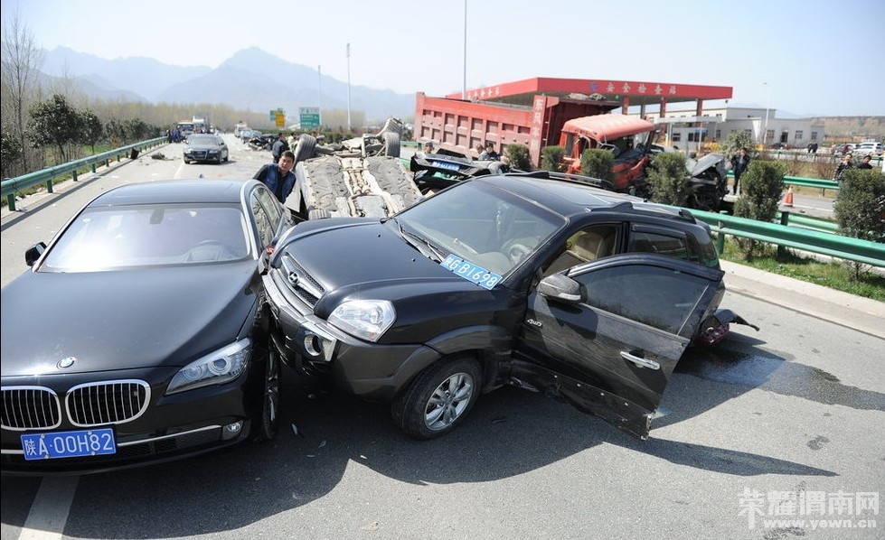 3��31�գ�������ï���٣�һ��ʧ�����Ϳ���ײ��ӭ�³��ӣ����½�10̨����ײ���ֳ�һƬ���ҡ��������20������ ...