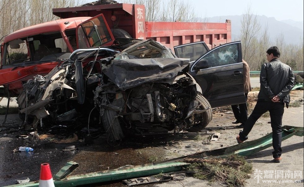 ��ǰͷ��һ��β�ͱ�ײ�ɵ��ִ�ԽҰ�������ж������������ۡ��µϵȺ�����Ŀȫ�ǡ�