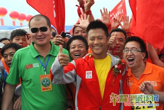 9��6�գ����ε�ɽ�������ʹ��Ӱ����ԱӡС�죨ǰ�Ҷ������ɽ������һ���ʵǻ�ɽ