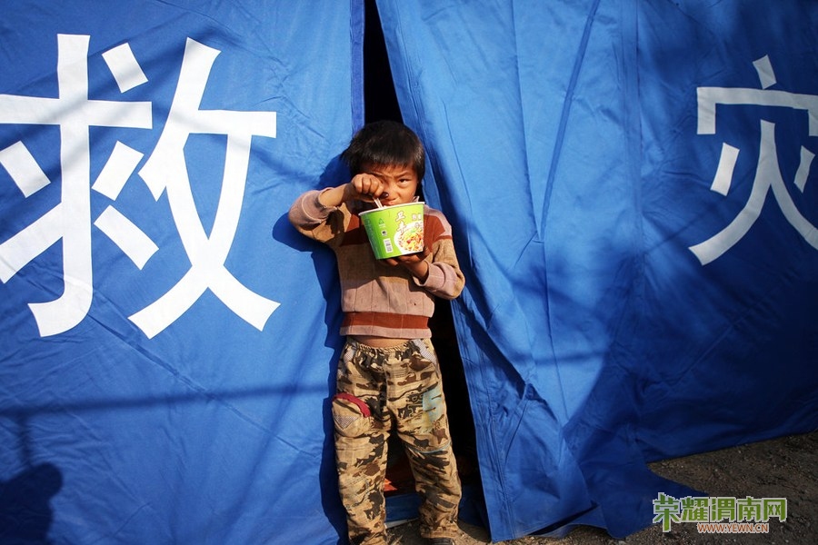 ͼΪ9��8�գ�����ʡ�����أ�һ���к��ھ�������ǰ�Է����档