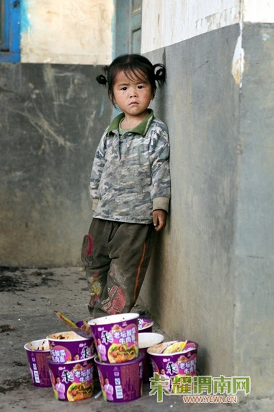 9��8�գ�����ʡ�������ƹ����Ǵ壬һ��СŮ��վ��һ�ѷ��������