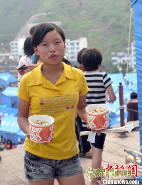 ��ͼΪһŮ��������ȡ��������ͻؾ�ס������