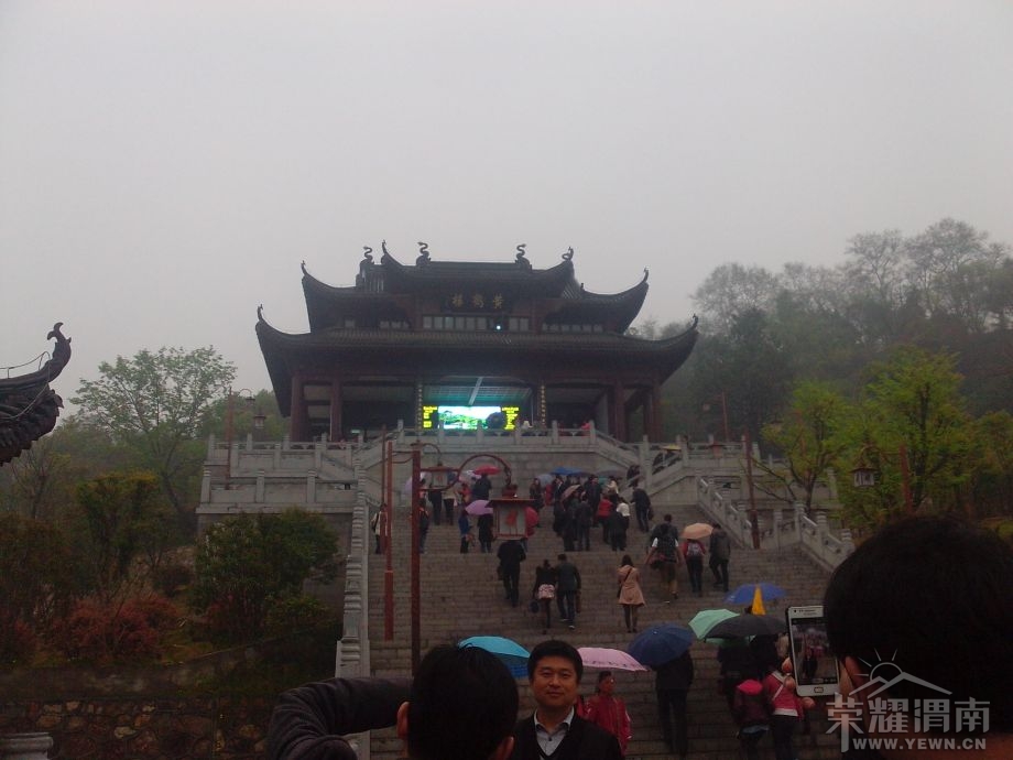 ȥ�ƺ�¥����ǰ