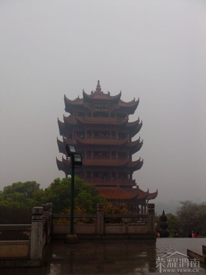 ��˵�еλƺ�¥