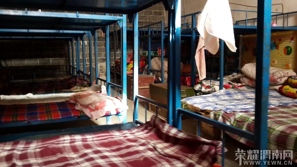 ��У����˯���ĺ�����Ů����