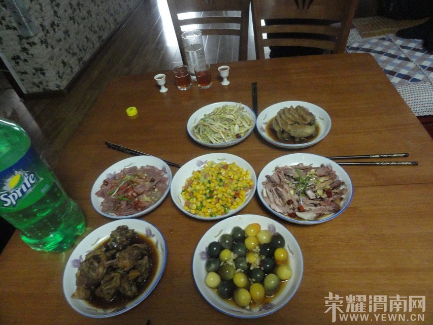 ��һ���ϣ��߸��ˣ�һ�����룬���飬�����ף���Ȼ���ǻ��ǽ��ӡ�