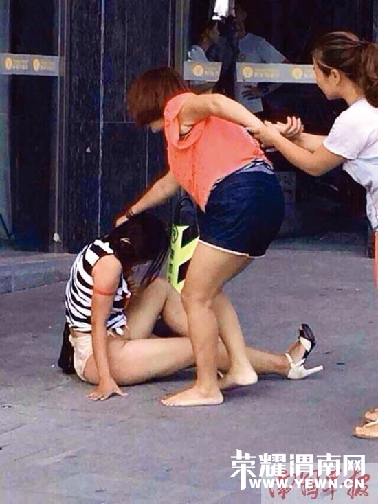 小三上门谈判遭原配当街掌掴 衣服几乎撕光(图)