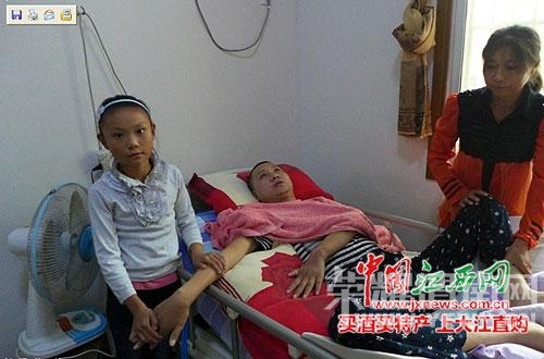 8岁周欣纯每天都要给爸爸喂饭,擦身子.