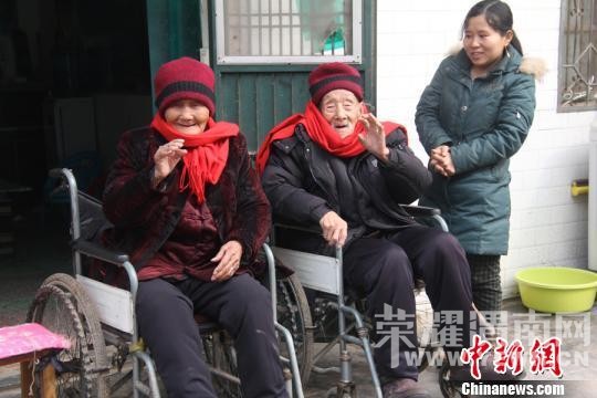 中国最长寿夫妻年龄相加217岁 五世同堂迎新年