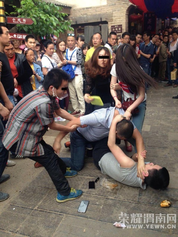 袁家村发生游客互殴事件:男子拿刀冲过去