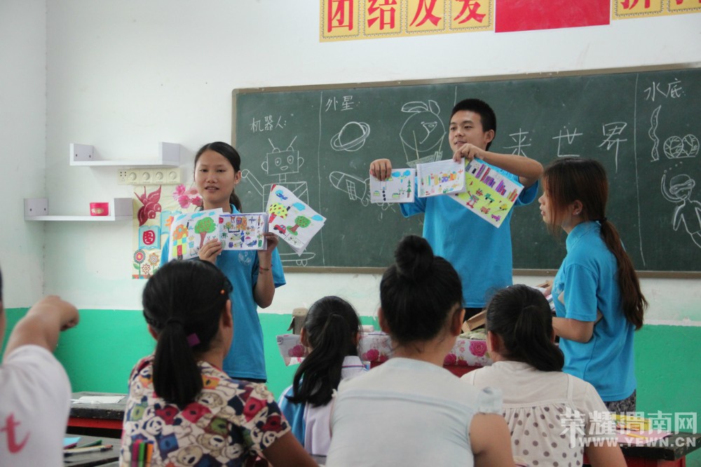 ʵ����ԱչʾС����������Ʒ