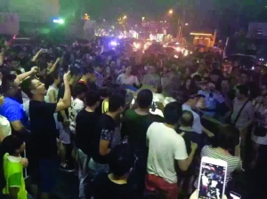 �Ͼ�·�߳��������İ��˾ۼ�  �Ŷ��½�ͨ����