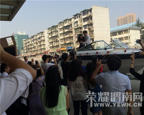 ���ӡ��ݡ���ͧ�Ͻ����  Ů���ӽ�ָת���뿪