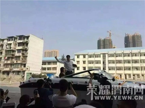 ���ӡ��ݡ���ͧ�Ͻ����  Ů���ӽ�ָת���뿪