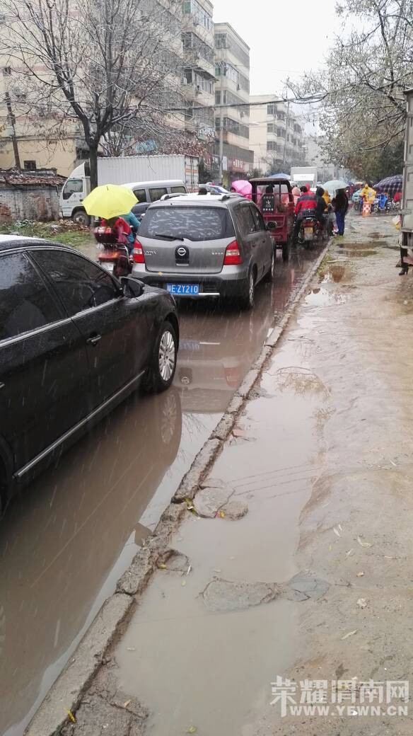 ������Сѧ��Ǩ�����Ͼ�·����·ӵ����״���������أ����ע��