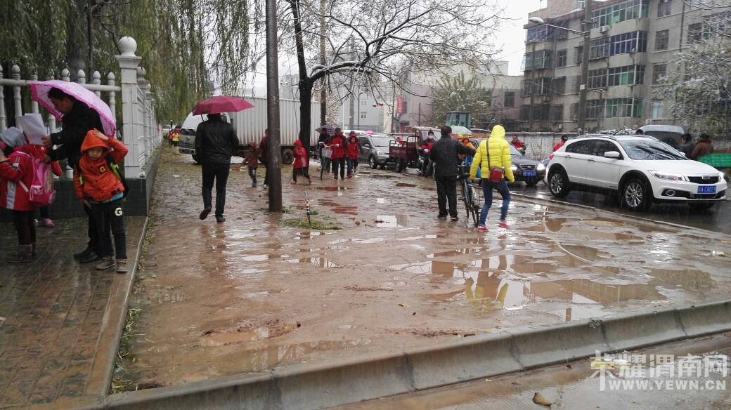 ������Сѧ��Ǩ�����Ͼ�·����·ӵ����״���������أ����ע��