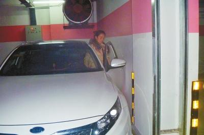 �򵽳�λ����һ��ǽ  ҵ���³���������¡�