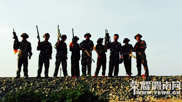 ��ҹ���ж��������ҫ�����ǣ�ս���������죬�������