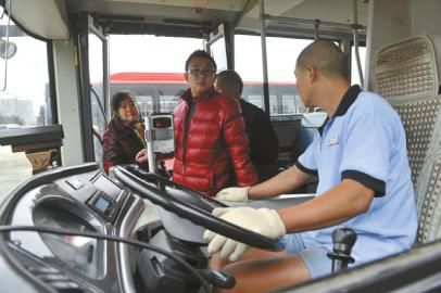 成都公交司机大冬天穿短袖短裤 周围人穿羽绒服 成都公交司机大冬天穿短袖短裤 周围人穿羽绒服