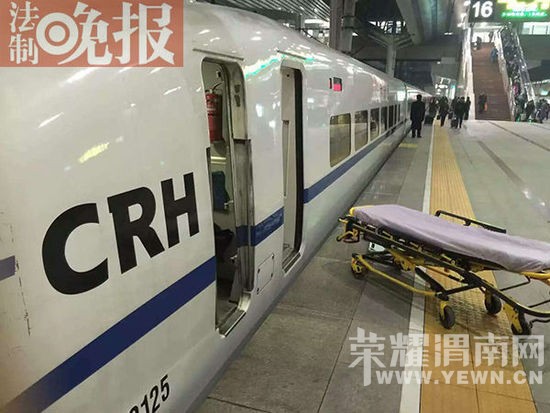 北京西站高铁发车前司机发病晕倒 10多分后发车 北京西站高铁发车前司机发病晕倒 10多分后发车