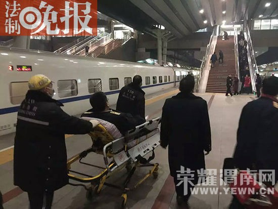 北京西站高铁发车前司机发病晕倒 10多分后发车 北京西站高铁发车前司机发病晕倒 10多分后发车