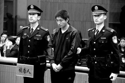 一男子捅死情敌被判死缓  曾自残试图挽回女友 一男子捅死情敌被判死缓  曾自残试图挽回女友