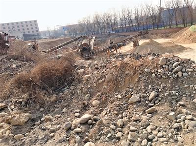 砂石堆绵延数百米   尘土有3厘米厚被责令关停 砂石堆绵延数百米   尘土有3厘米厚被责令关停