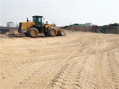 砂石堆绵延数百米   尘土有3厘米厚被责令关停 砂石堆绵延数百米   尘土有3厘米厚被责令关停