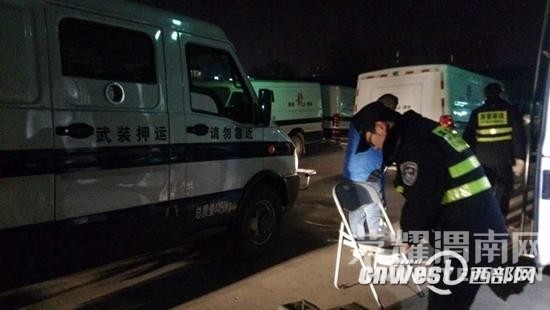 运钞车接受尾气检查  环保不达标被罚200元 运钞车接受尾气检查  环保不达标被罚200元