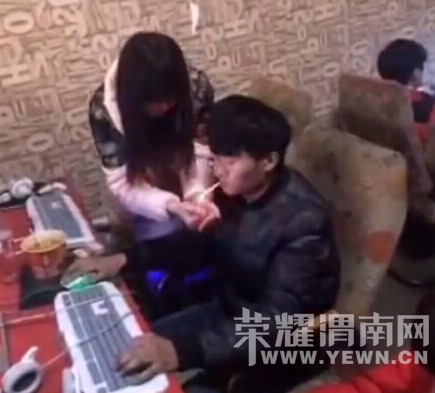 ���������ڴ���Ϸ   Ů��Ϊ��ι�����̰�Ħ(ͼ)