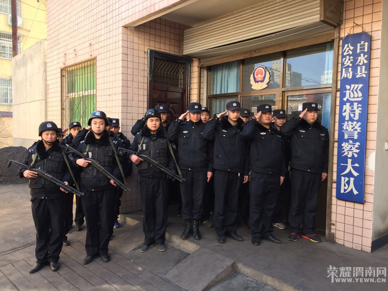 �����һ�����԰�ˮ����һ�ߵı���