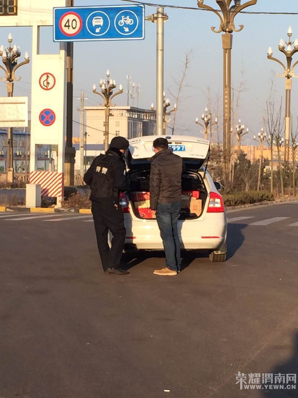 �����һ�����԰�ˮ����һ�ߵı���