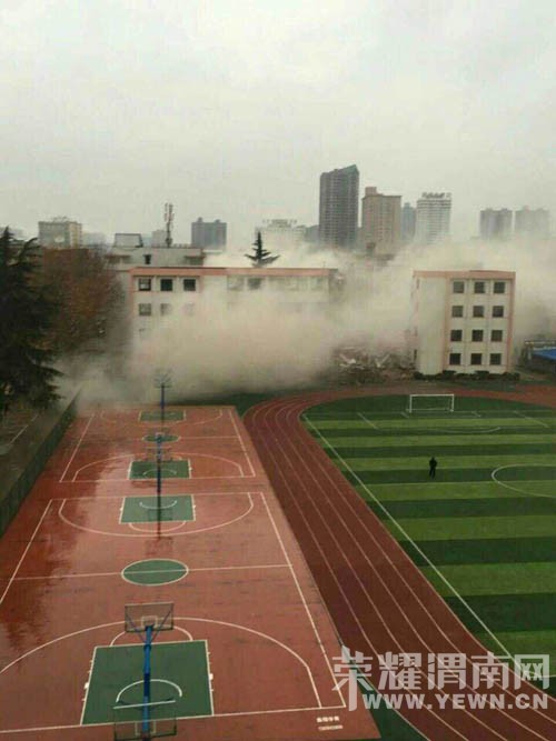 ǰ��·��ѧ�ѱ��һƬ���棿��������ʲô���ࣿ