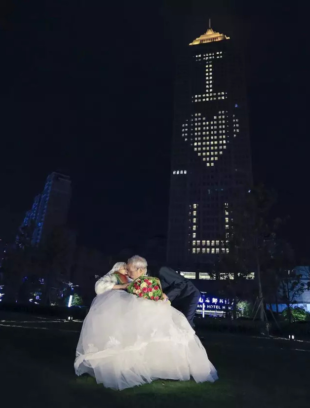 84�����˰�������¥ʾ����ʯ���ϰ�