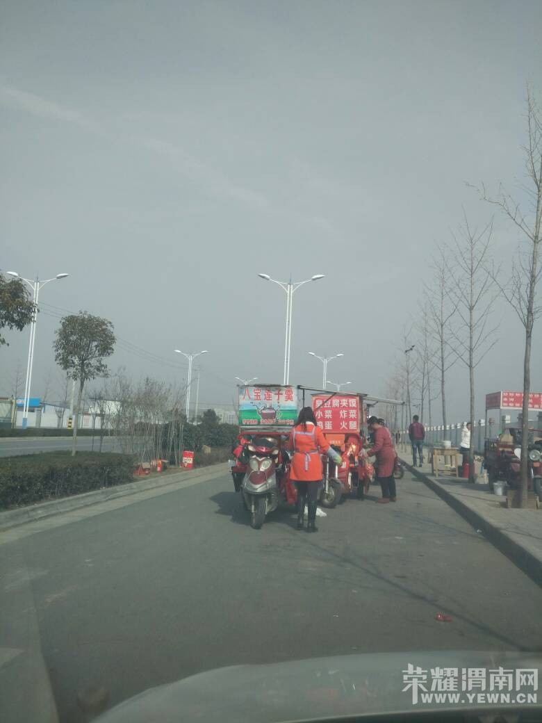 ʯȪ·�㰲�������棬С���Ұ��ҷţ�������������·�г���