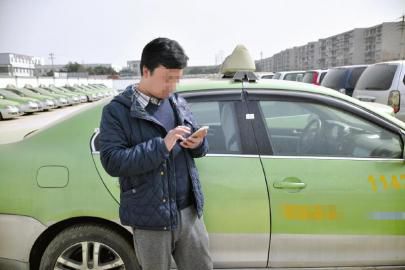 �˿��ֻ����ڳ��⳵�� �ӳ����ĸ硰̸�С�4��