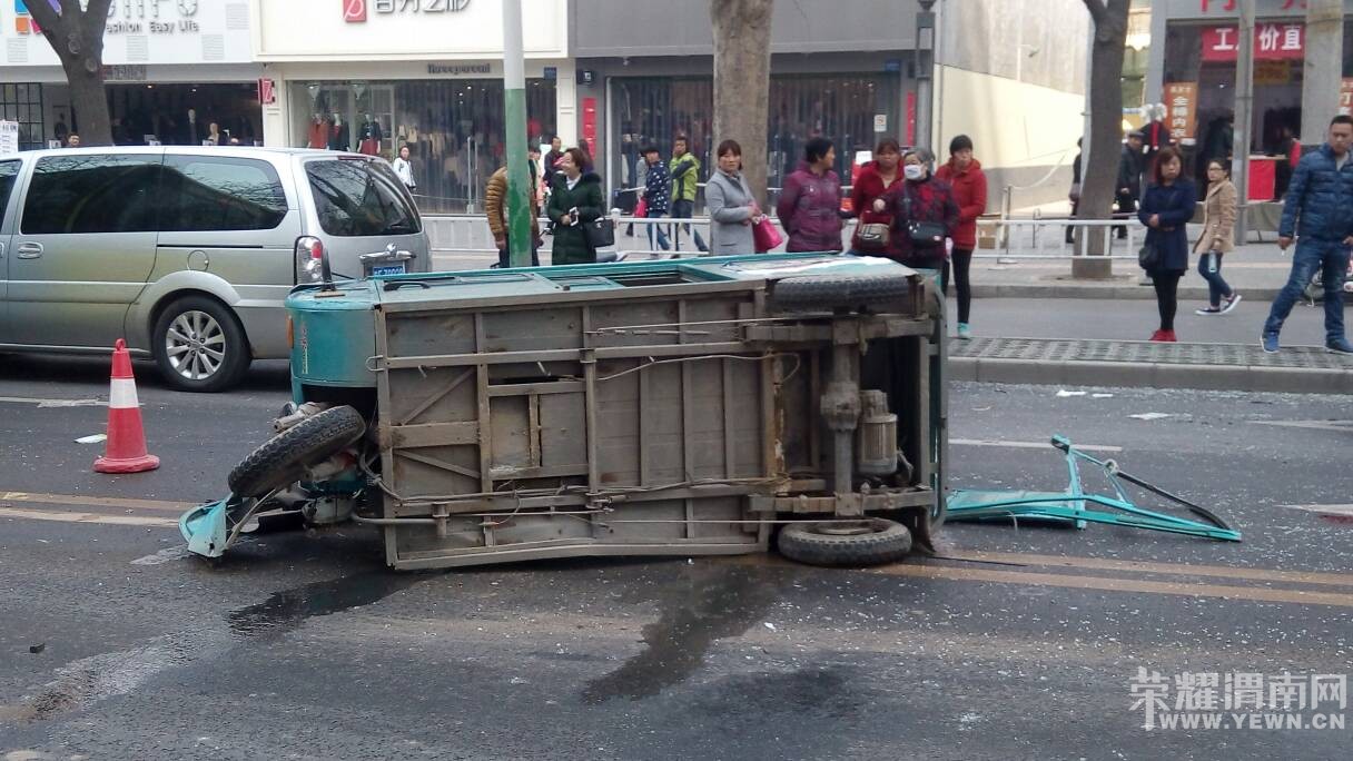 ����ֺ���֮����ǰ��һ�綯���ֳ���ײ����Ŀȫ�ǣ���ͼ��