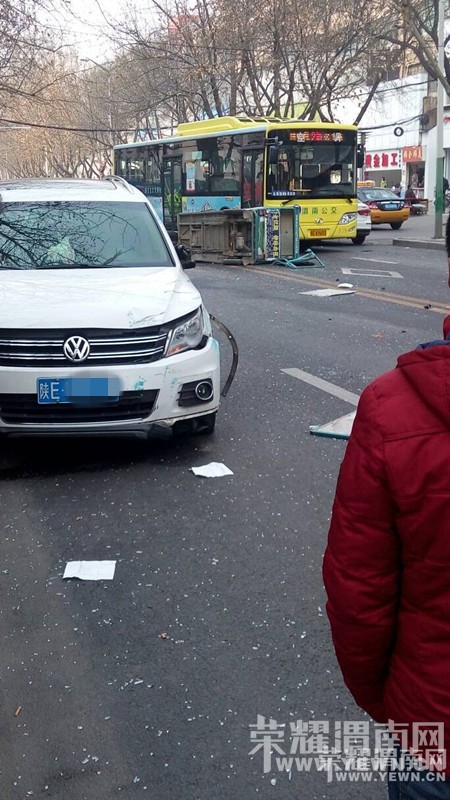 ����ֺ���֮����ǰ��һ�綯���ֳ���ײ����Ŀȫ�ǣ�����ͼ��