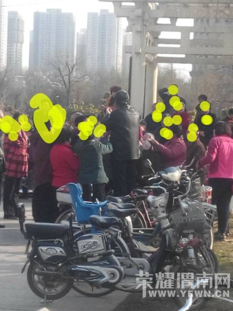 ��԰��һȺ����Χ��һ���������ӡ���ָ����������~~